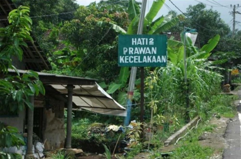 Pengumuman di jalanan ini bikin ketawa sambil gagal paham