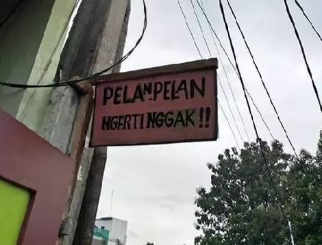 Pengumuman di jalanan ini bikin ketawa sambil gagal paham