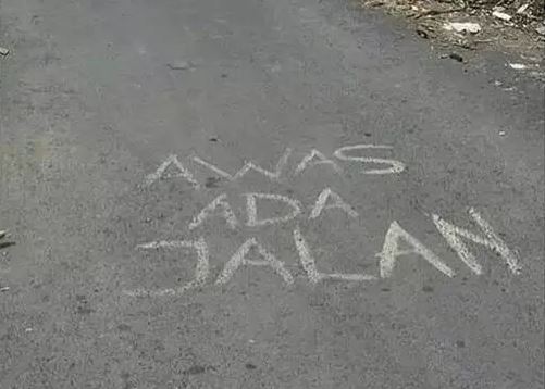 Pengumuman di jalanan ini bikin ketawa sambil gagal paham