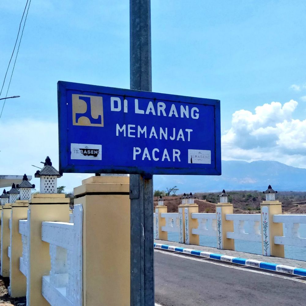 Pengumuman di jalanan ini bikin ketawa sambil gagal paham