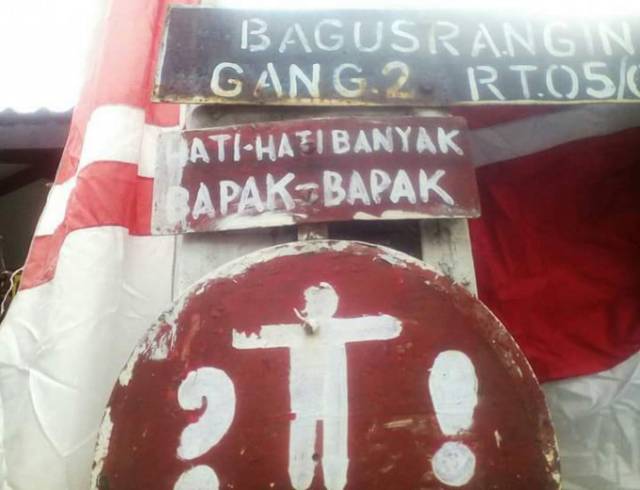 Pengumuman di jalanan ini bikin ketawa sambil gagal paham
