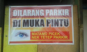 Peringatan dilarang parkir di depan rumah ini bikin kamu ngakak abis