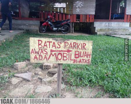 Peringatan dilarang parkir di depan rumah ini bikin kamu ngakak abis