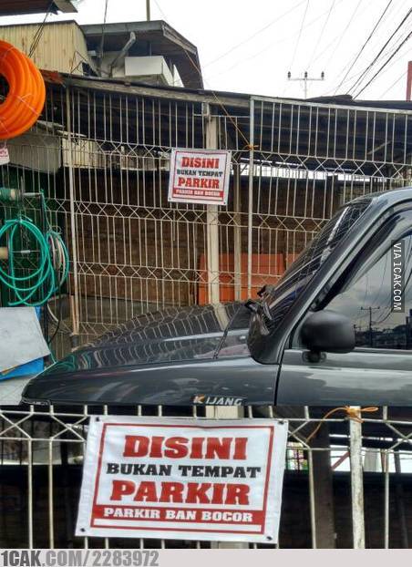 Peringatan dilarang parkir di depan rumah ini bikin kamu ngakak abis