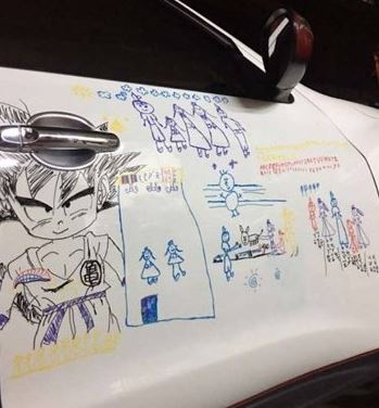 Coretan yang ada di mobil ini bikin kamu pengen ketawa, tapi kasihan