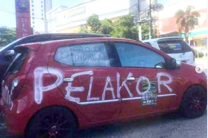 Coretan yang ada di mobil ini bikin kamu pengen ketawa, tapi kasihan