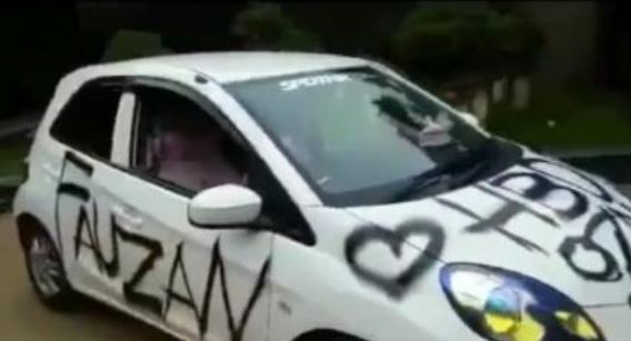 Coretan yang ada di mobil ini bikin kamu pengen ketawa, tapi kasihan