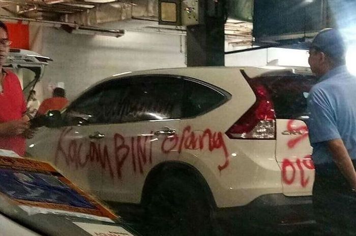 Coretan yang ada di mobil ini bikin kamu pengen ketawa, tapi kasihan
