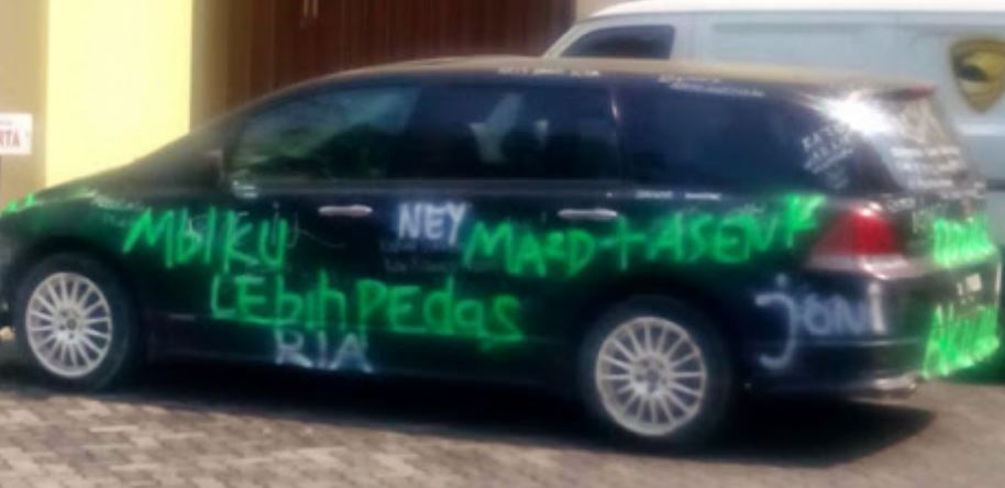 Coretan yang ada di mobil ini bikin kamu pengen ketawa, tapi kasihan