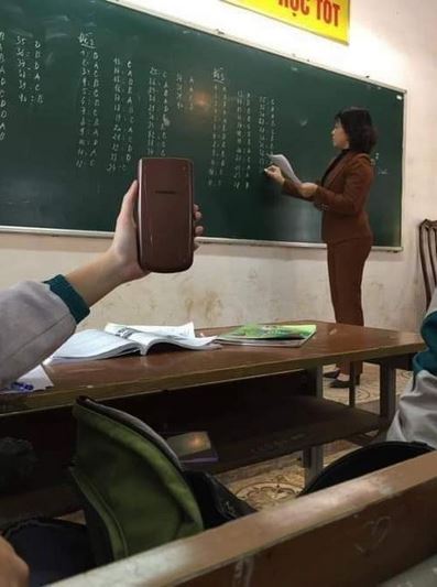 Momen nggak sengaja busana guru mirip alat tulis, mau ketawa takut dihukum