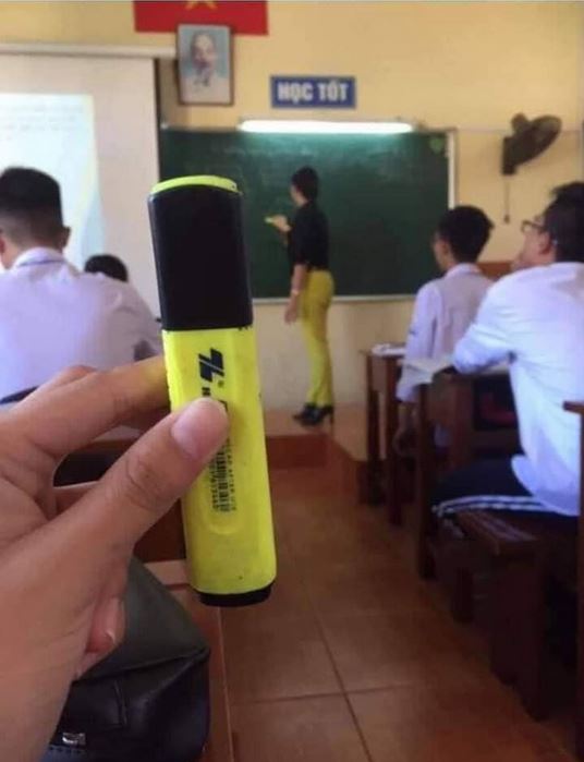 Momen nggak sengaja busana guru mirip alat tulis, mau ketawa takut dihukum