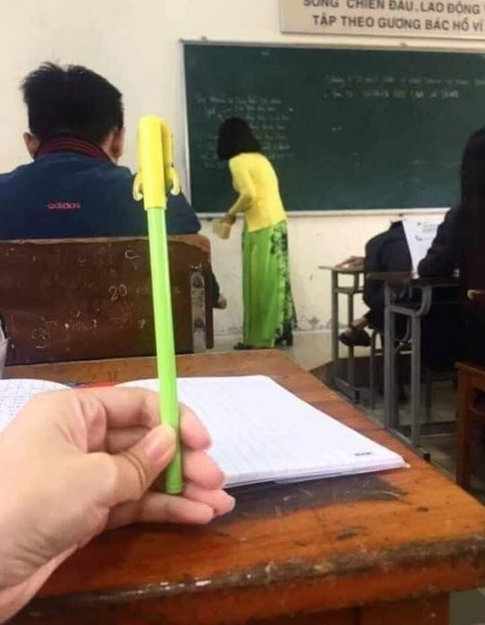 Momen nggak sengaja busana guru mirip alat tulis, mau ketawa takut dihukum