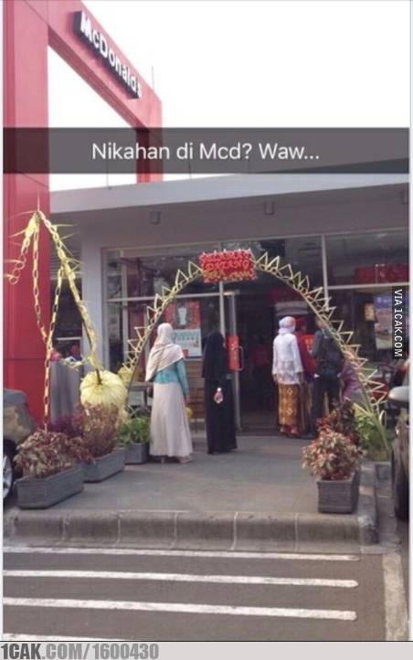 Foto-Foto Pernikahan yang 'Unik' dan Kocak, Hanya Ada di Indonesia!