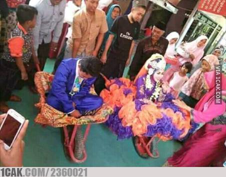 Foto-Foto Pernikahan yang 'Unik' dan Kocak, Hanya Ada di Indonesia!
