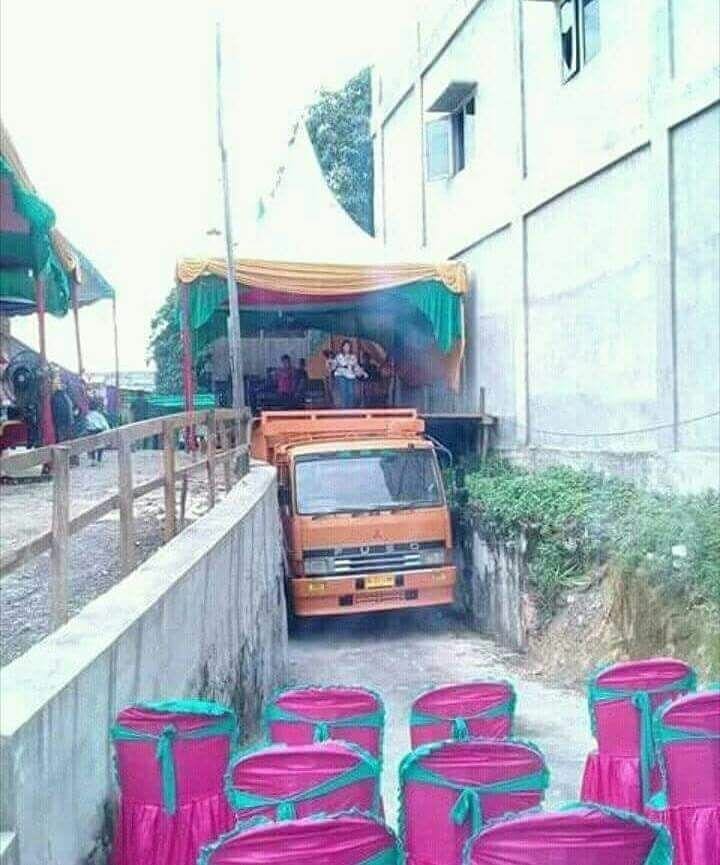 Foto-Foto Pernikahan yang 'Unik' dan Kocak, Hanya Ada di Indonesia!