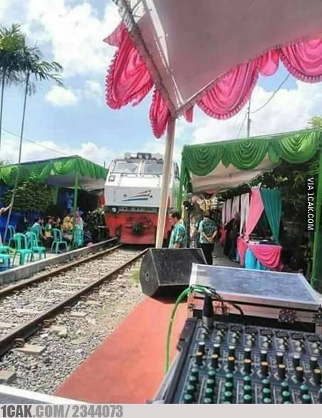 Foto-Foto Pernikahan yang 'Unik' dan Kocak, Hanya Ada di Indonesia!