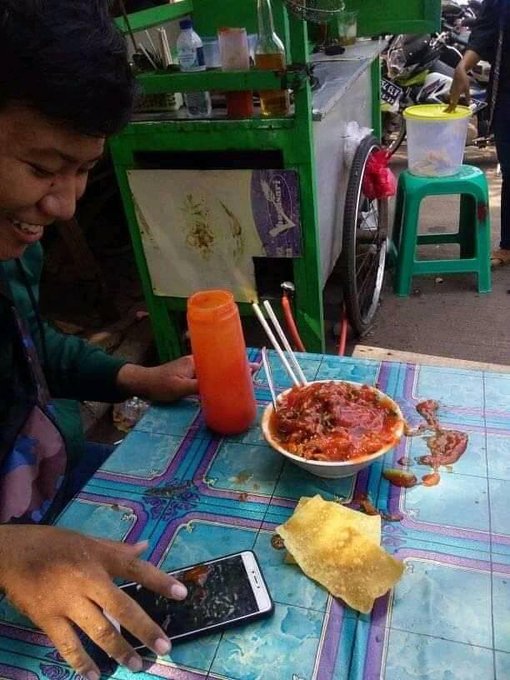 Momen tak terduga waktu mau makan ini bikin kamu gagal paham