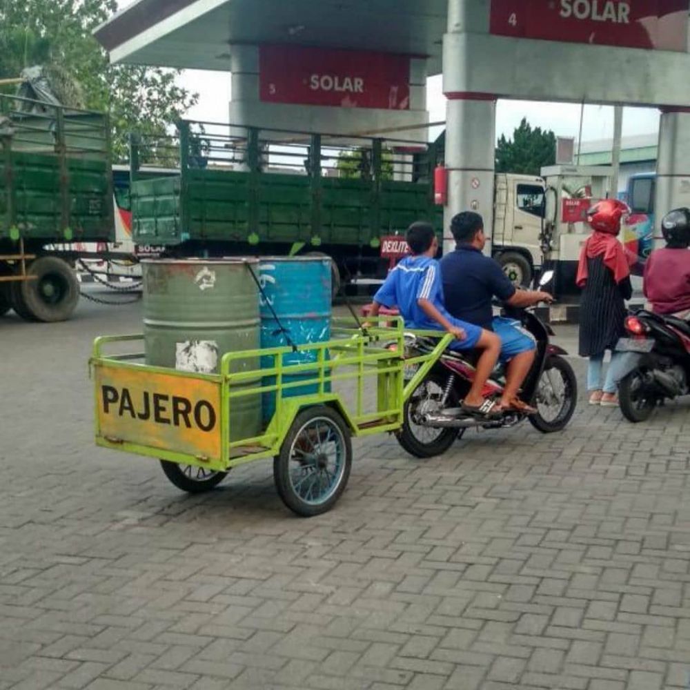 Potret lucu orang di pom bensin ini bikin senyum-senyum sendiri