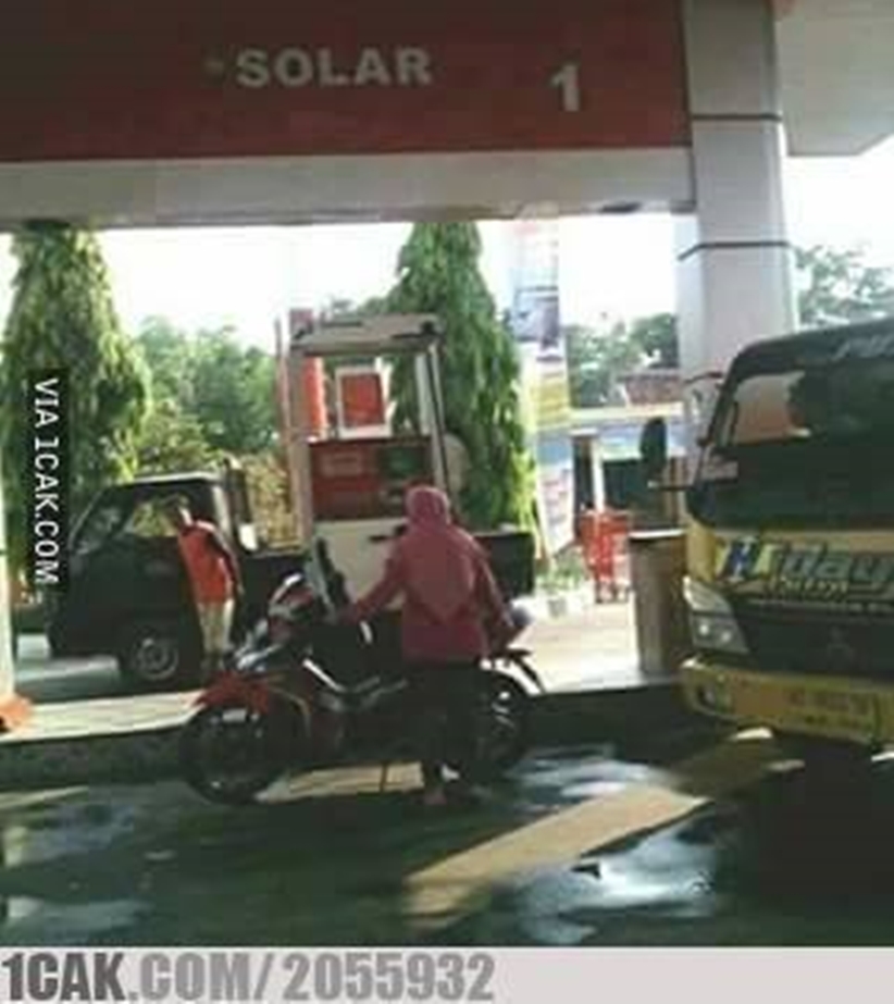 Potret lucu orang di pom bensin ini bikin senyum-senyum sendiri