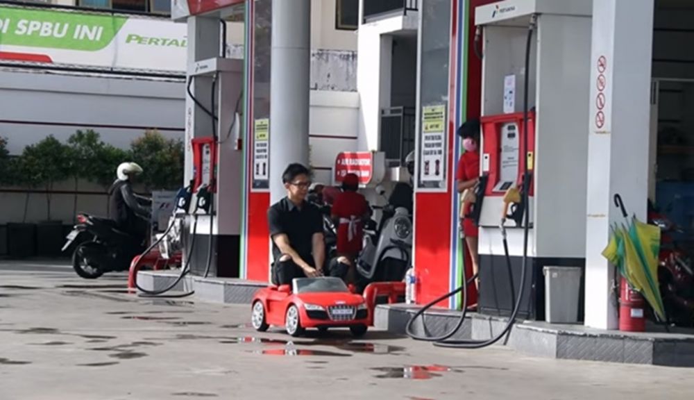 Potret lucu orang di pom bensin ini bikin senyum-senyum sendiri