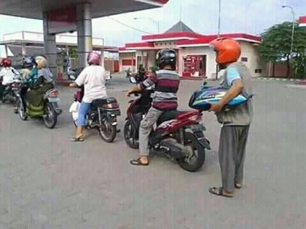 Potret lucu orang di pom bensin ini bikin senyum-senyum sendiri