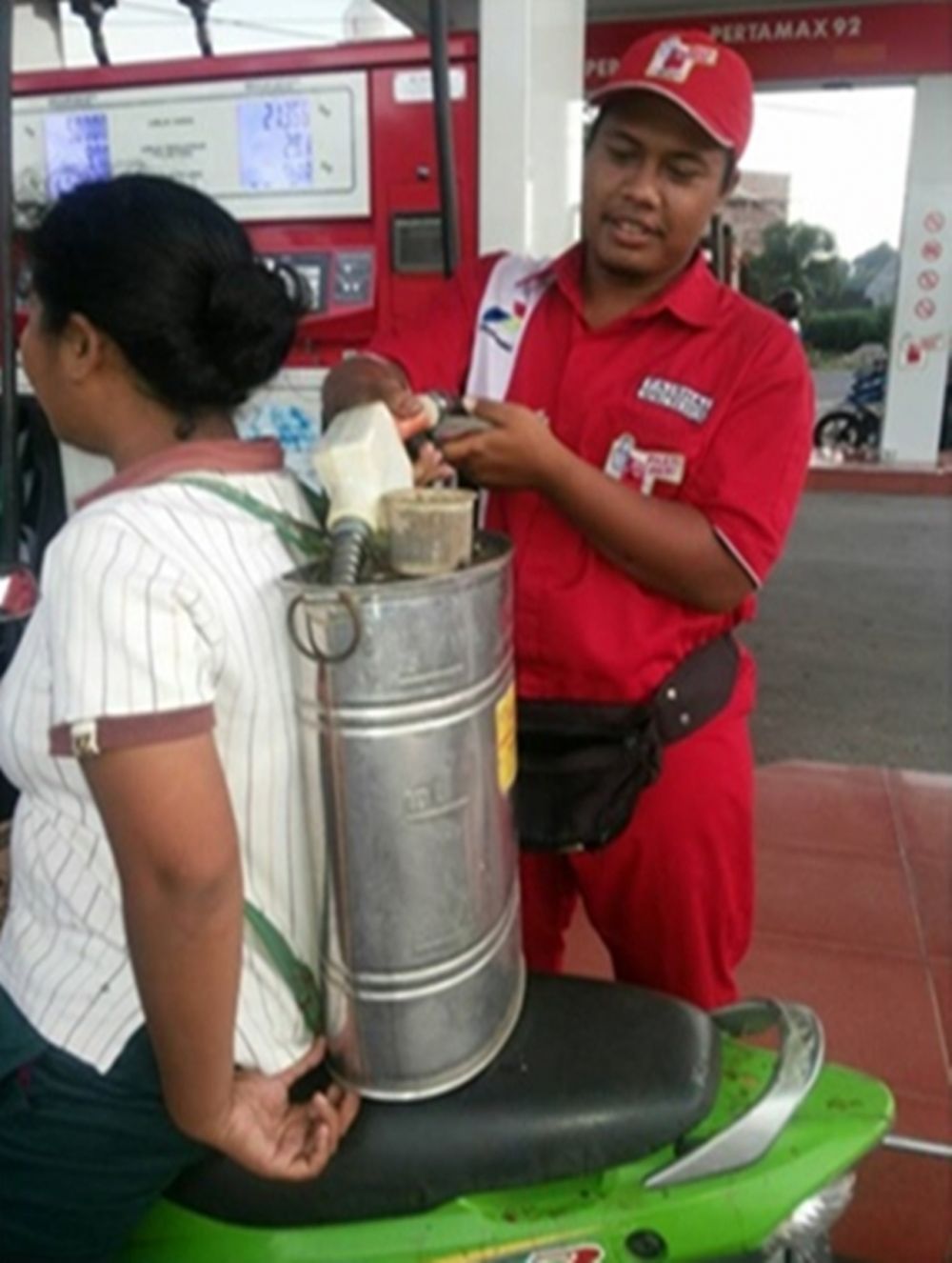 Potret lucu orang di pom bensin ini bikin senyum-senyum sendiri