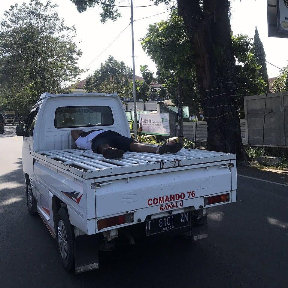 Tingkah nyeleneh orang naik mobil pick-up, bikin kamu gagal paham