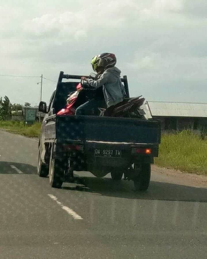 Tingkah nyeleneh orang naik mobil pick-up, bikin kamu gagal paham