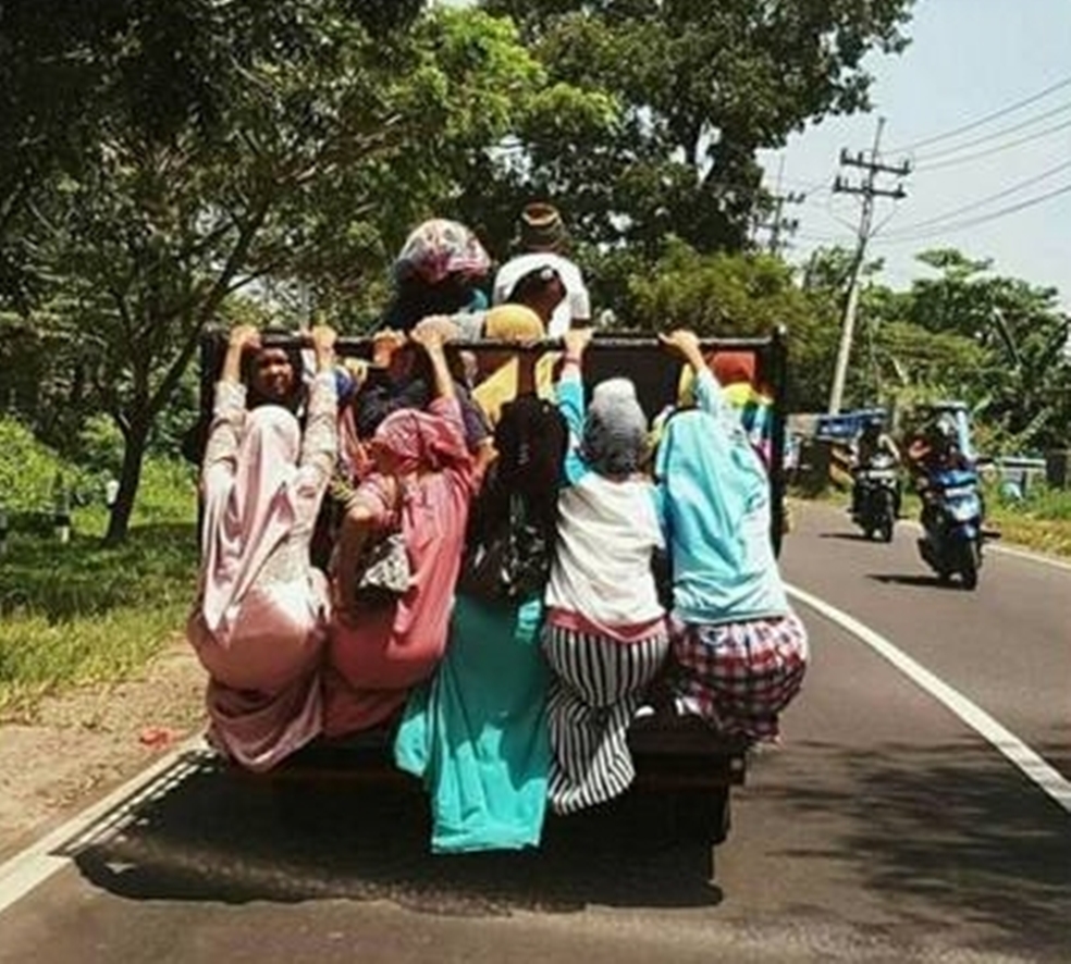 Tingkah nyeleneh orang naik mobil pick-up, bikin kamu gagal paham