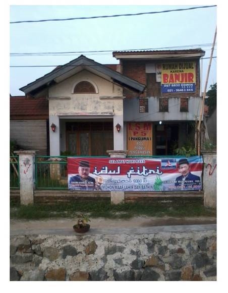 Spanduk jual rumah ini absurdnya bikin kamu geleng kepala