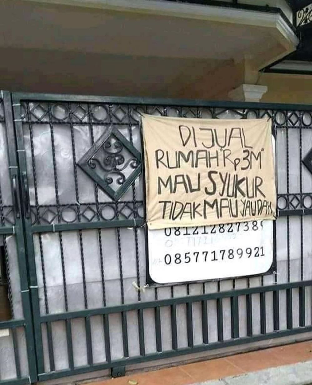 Spanduk jual rumah ini absurdnya bikin kamu geleng kepala