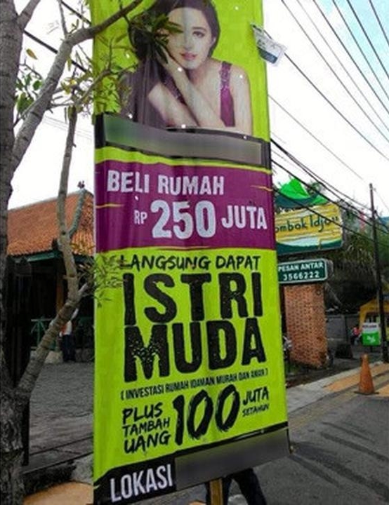 Spanduk jual rumah ini absurdnya bikin kamu geleng kepala