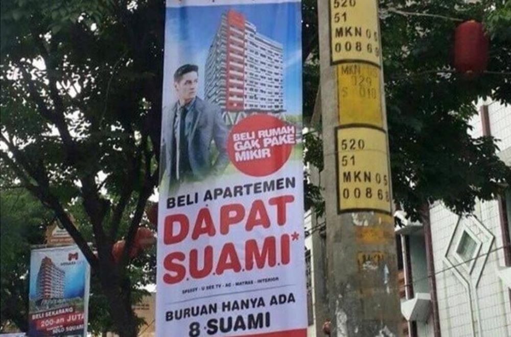 Spanduk jual rumah ini absurdnya bikin kamu geleng kepala
