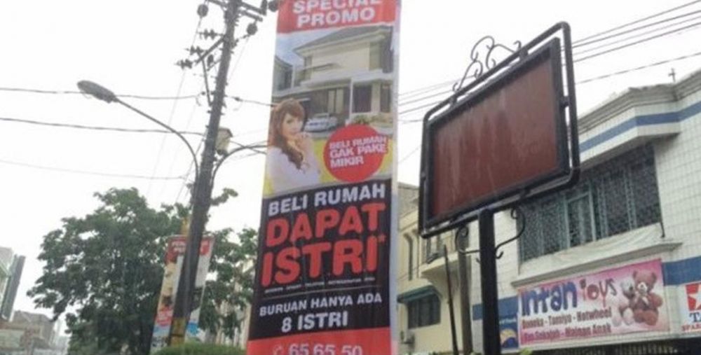 Spanduk jual rumah ini absurdnya bikin kamu geleng kepala