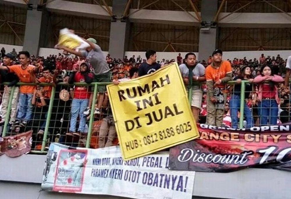 Spanduk jual rumah ini absurdnya bikin kamu geleng kepala
