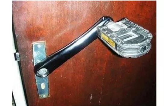 Desain perabot rumah ini absurd, bikin gagal paham pas memakainya