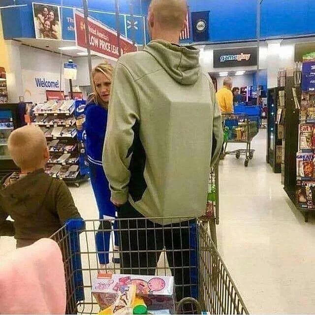 10 Lifehack Nyeleneh Pakai Baju yang Bikin Tepuk Jidat