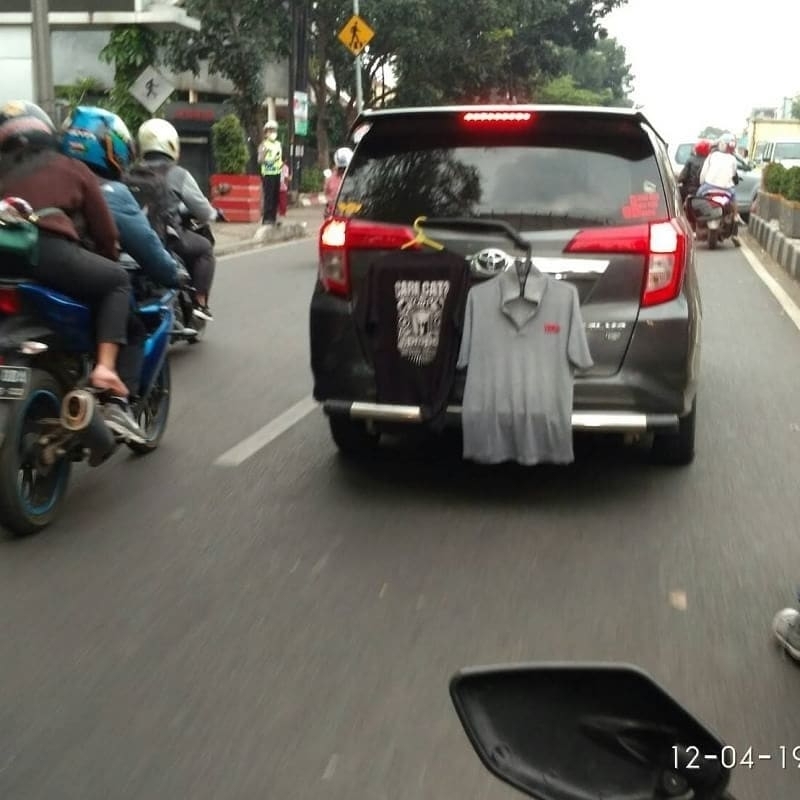 10 Lifehack Nyeleneh Pakai Baju yang Bikin Tepuk Jidat