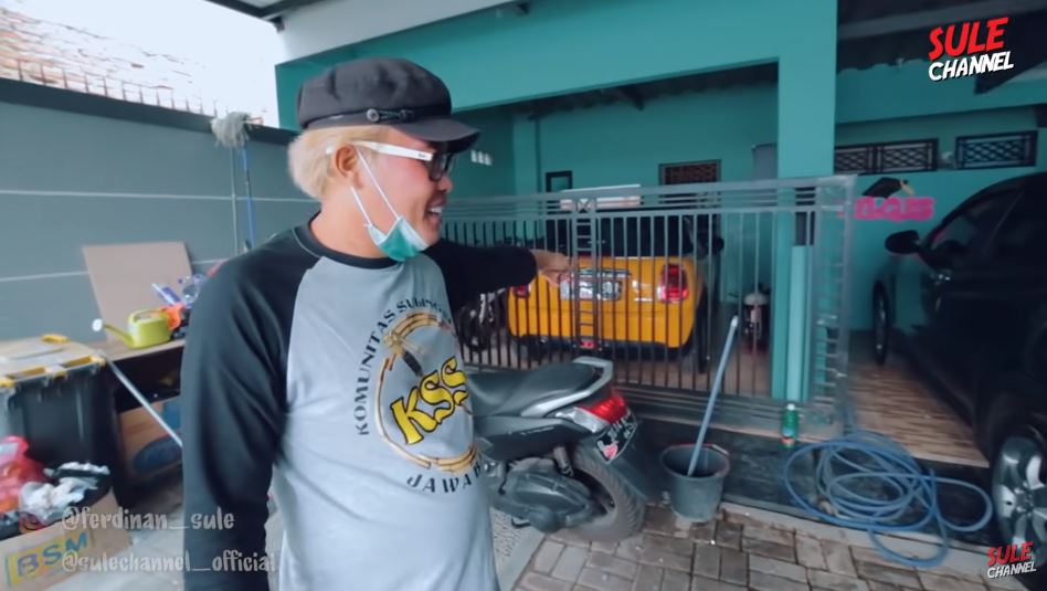 Yuk Intip 7 Mobil Mewah Di Garasi Ayu Ting Ting