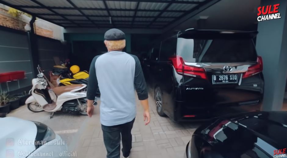 Yuk Intip 7 Mobil Mewah Di Garasi Ayu Ting Ting