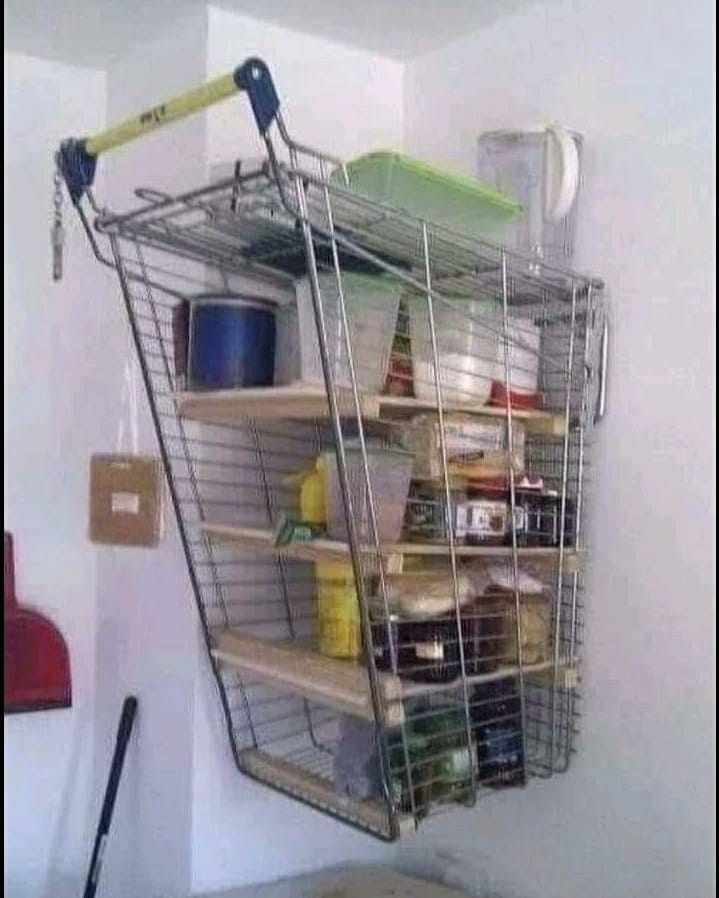 Cara nyeleneh pasang perabot rumah tangga ini bikin kamu ketawa ngakak