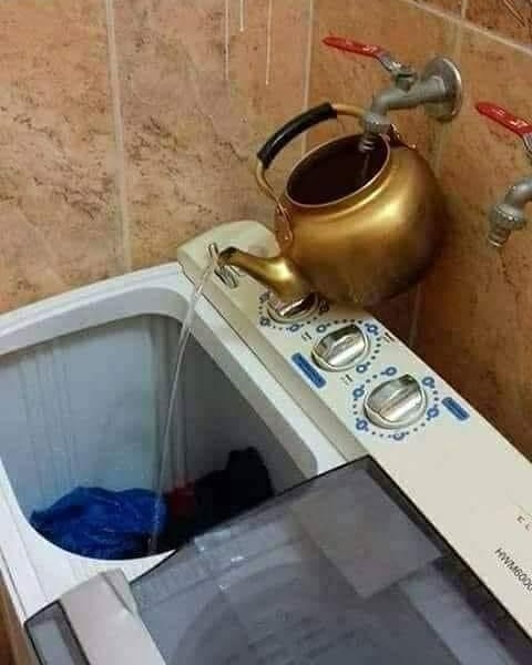 Cara nyeleneh pasang perabot rumah tangga ini bikin kamu ketawa ngakak