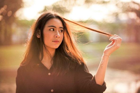 8 Seleb Cantik Dengan Kebiasaan Aneh, Minum Air Seni Sampai Cium Ketiak