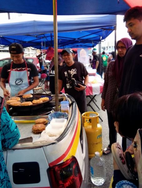 Keren Banget! Sulap Mobil Mini Jadi Food Truck