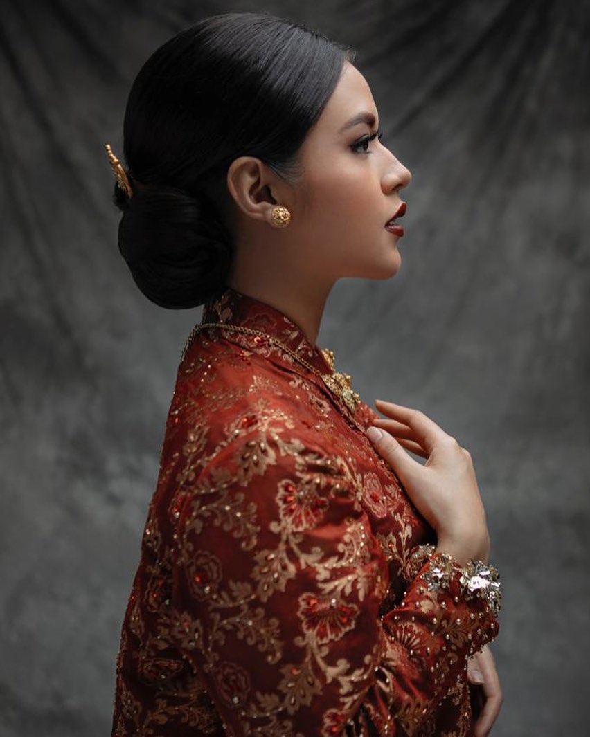 7 Penyanyi Tanah Air Seksi Dengan Pakaian Kebaya