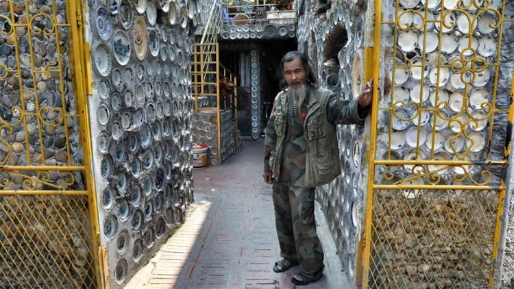 TAKJUB! PRIA INI MERUBAH 100 RIBU PIRING JADI RUMAH