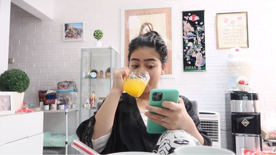 10 POTRET RUMAH MEWAH SELEB FELICYA ANGELISTA, ELEGAN BERNUANSA PUTIH