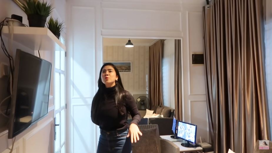 10 POTRET RUMAH MEWAH SELEB FELICYA ANGELISTA, ELEGAN BERNUANSA PUTIH