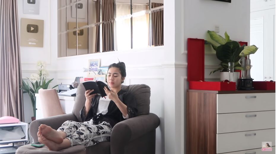 10 POTRET RUMAH MEWAH SELEB FELICYA ANGELISTA, ELEGAN BERNUANSA PUTIH