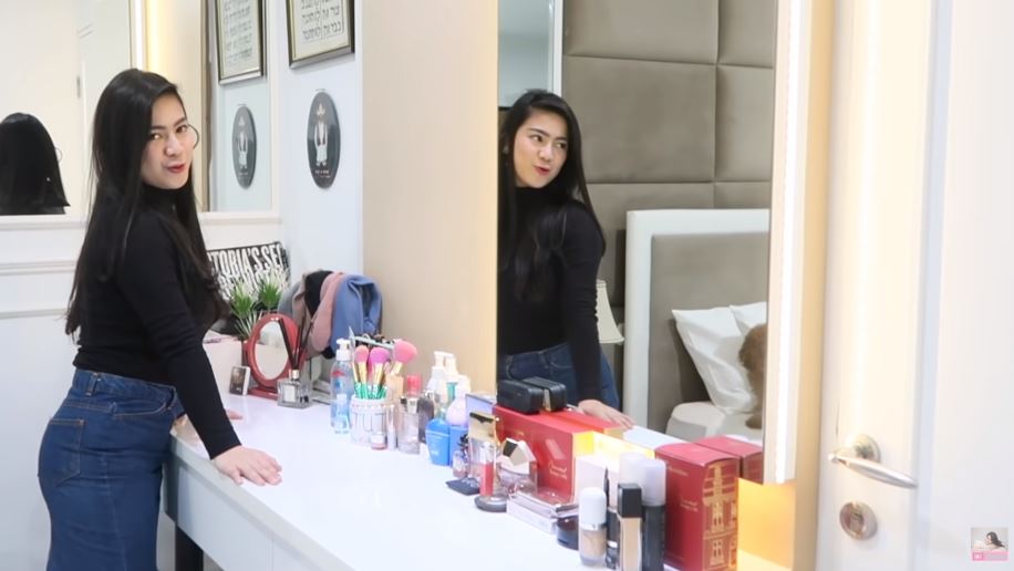 10 POTRET RUMAH MEWAH SELEB FELICYA ANGELISTA, ELEGAN BERNUANSA PUTIH